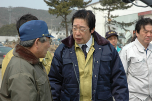 石巻市の被害状況の説明を受ける鹿野農林水産大臣