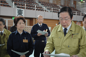 吉村山形県知事と物流拠点を視察する鹿野農林水産大臣
