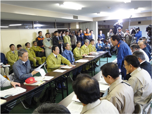 いわき市長等と会談する鹿野農林水産大臣1