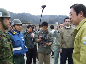 船越漁港で作業中の自衛隊員を激励する鹿野農林水産大臣