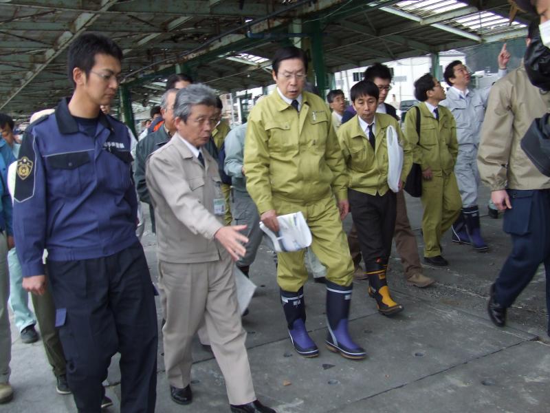 山田漁港の被害状況を視察する鹿野農林水産大臣2