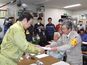 沼崎山田町長から要望書を受け取る鹿野農林水産大臣