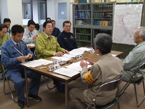 沼崎山田町長及び漁業関係者と意見交換を行う鹿野農林水産大臣