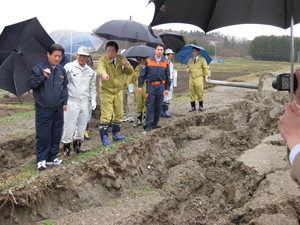地割れした道路を視察する鹿野農林水産大臣