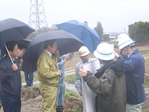矢吹町で被災状況の説明を受ける鹿野農林水産大臣