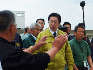 釣師浜漁港の被害状況を視察する鹿野農林水産大臣