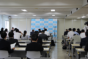 就任記者会見会場の様子