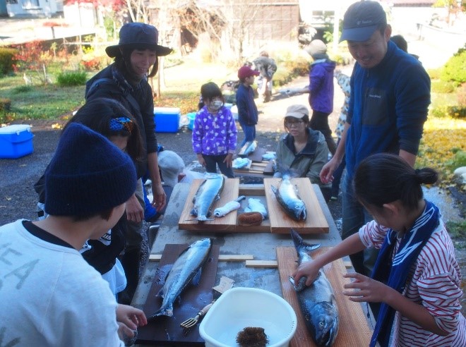 地魚マルシェの様子