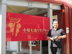 ワインを抱え満面の笑顔の成田さん