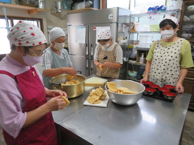 食材を丁寧に仕込む会のメンバーの皆さん