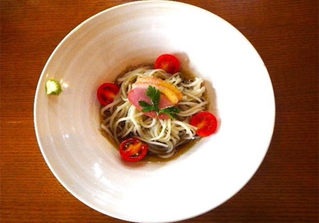 地元素材を使用した「オリーブオイルの冷かけ蕎麦」