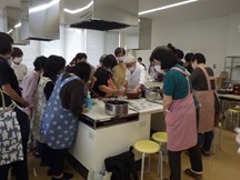 郡山市民食糧問題懇話会が開催する梅干しづくり体験の様子。