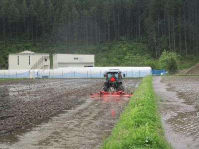 自動操舵システムを取り付けたトラクター