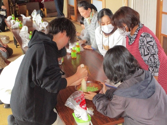 収穫祭での「ずんだ餅」づくり