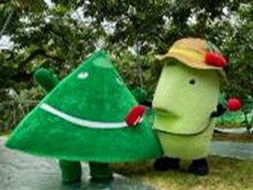 「きてけろくん」（右）と一緒にさくらんぼをPRする「ペロリン」（左）
