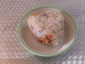 五目ごはんで作ったおにぎり