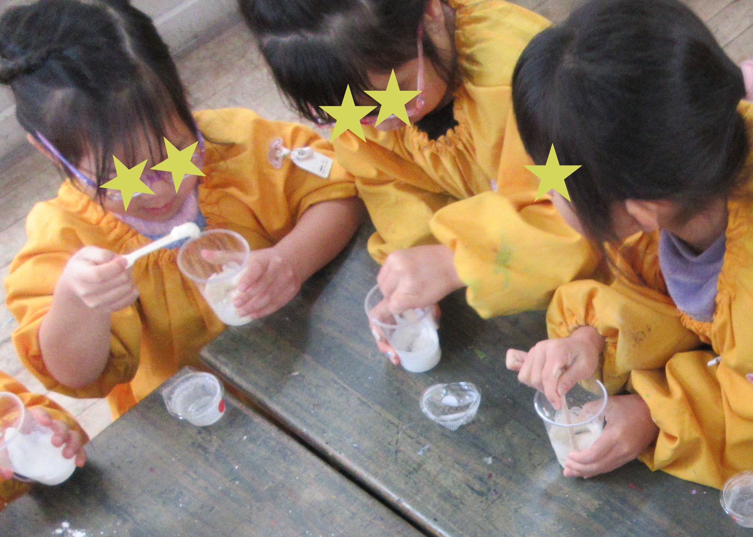 2つの違いを見比べる園児