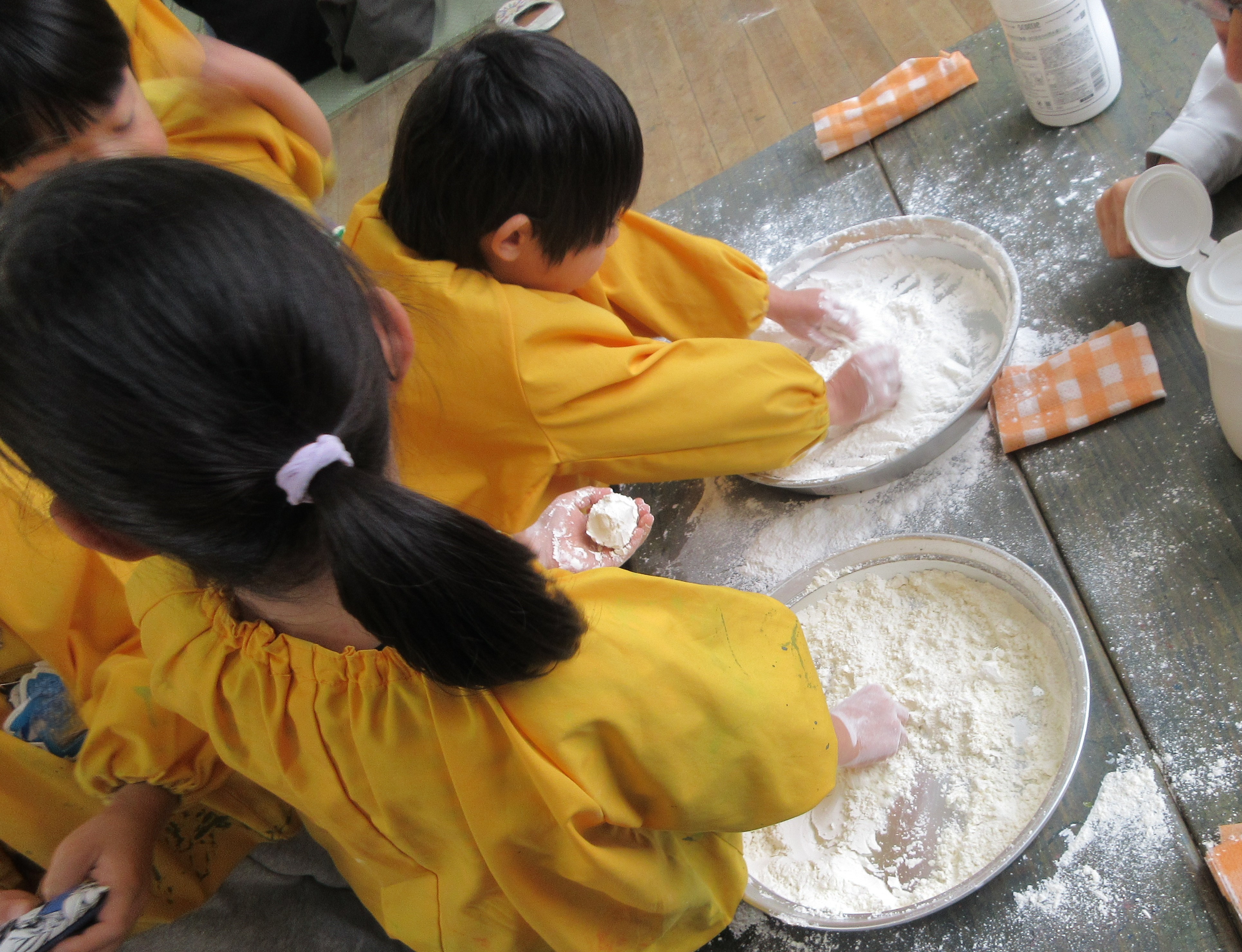 小麦粉を団子にした園児