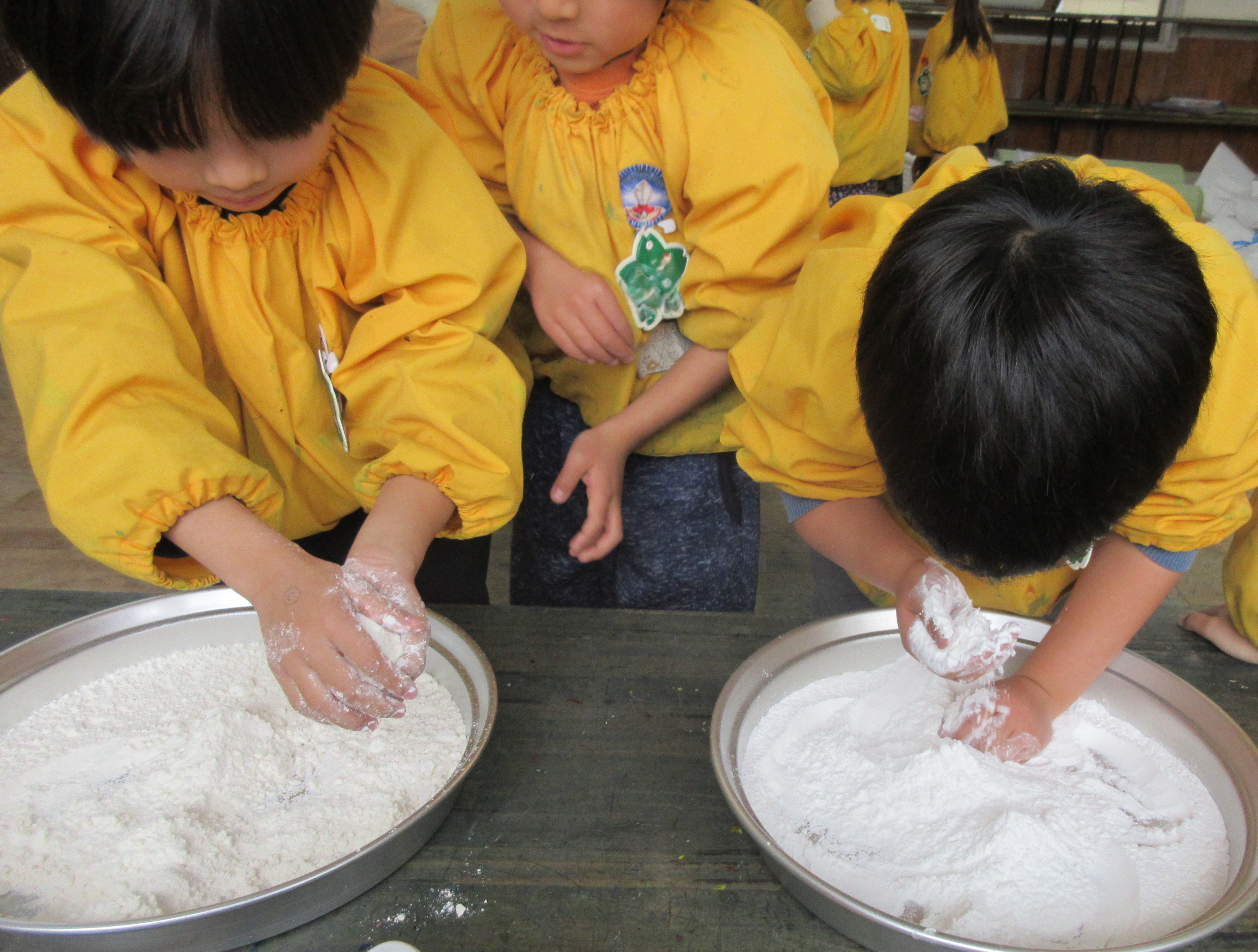 粉の匂いを嗅ぐ園児