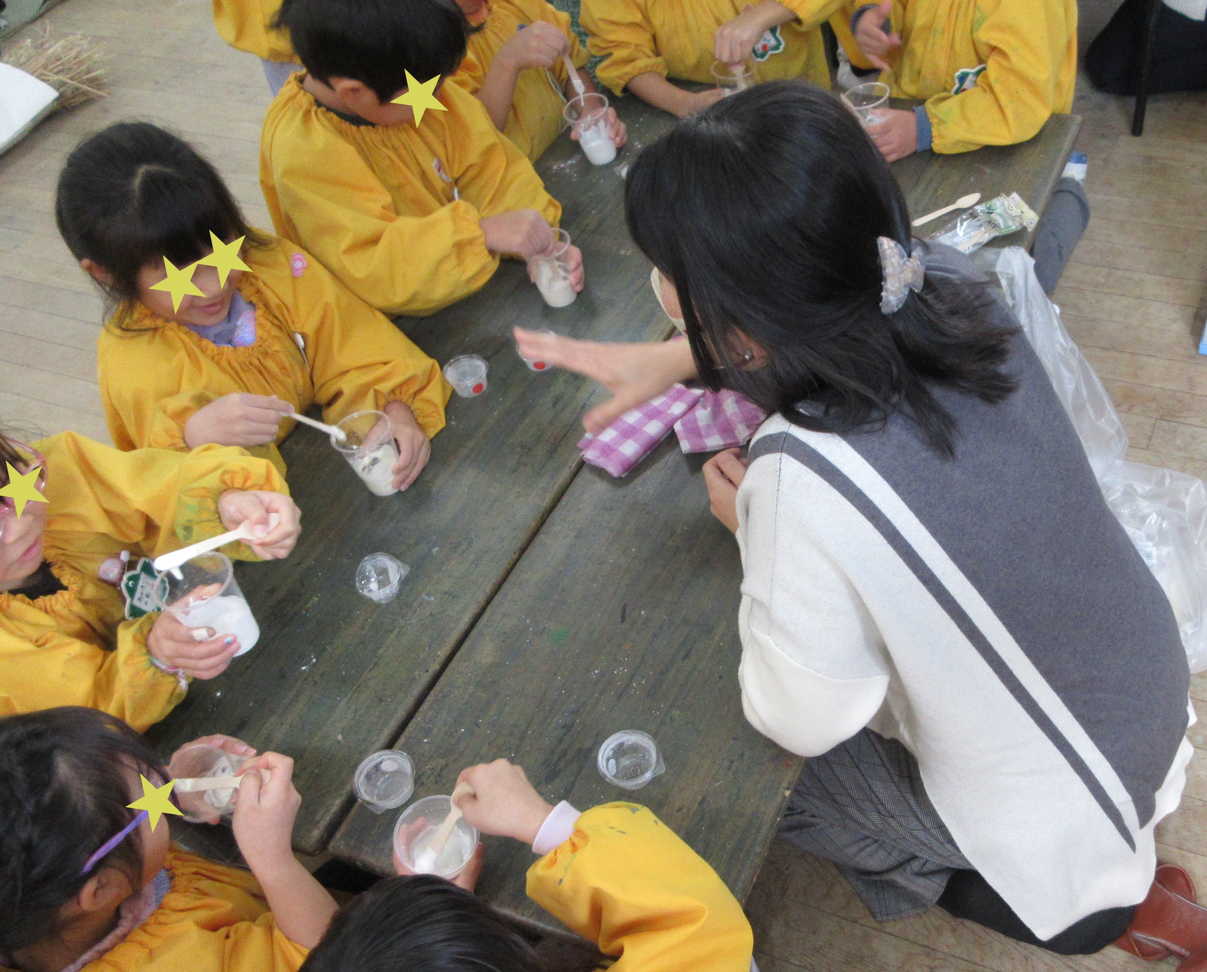 米粉と小麦粉をかき混ぜる様子