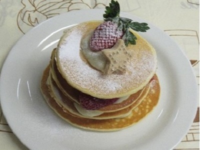 パンケーキを飾り付け