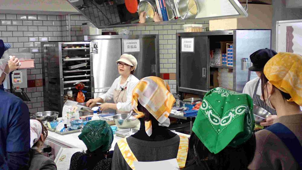 調理を実演する講師の画像