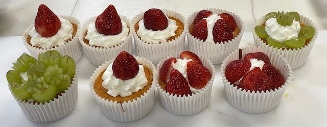 季節のフルーツを飾ったカップケーキ