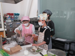 講師の先生と一緒に料理