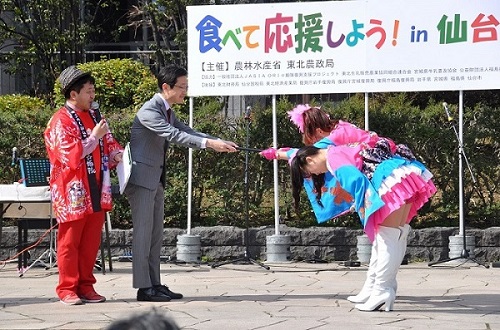 前島東北農政局長からの任命状を交手