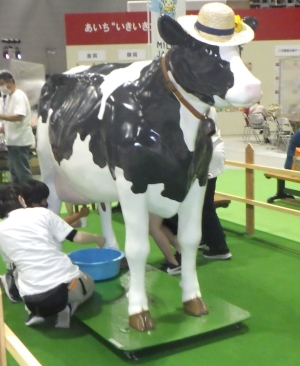 乳しぼり体験の様子