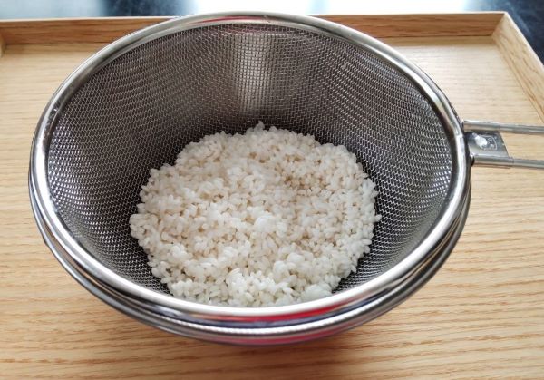 ざるに上げた精米