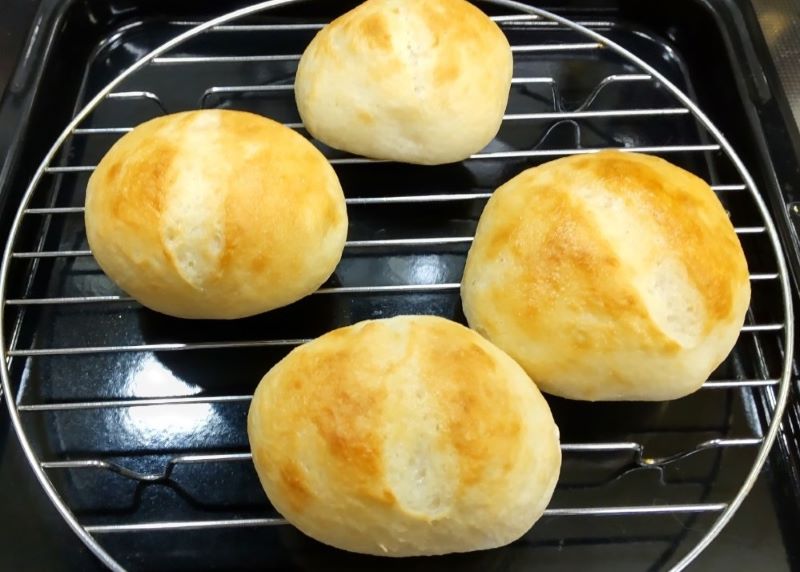 パンを網に乗せる画像