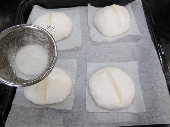 生地に米粉を振る