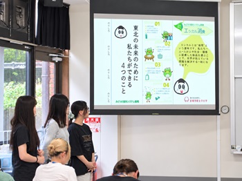 制作したPOPを発表する学生の様子