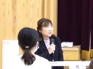 ファシリテーターの佐々木裕子教授
