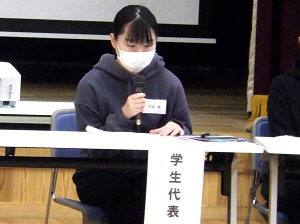 意見を発表する学生代表