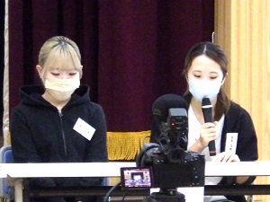 発言する二人の学生代表