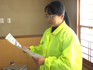 みどりの食料システム戦略について情報提供する東北農政局職員