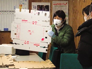 イチゴ箱の説明をする石森氏
