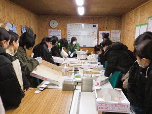 イチゴ箱の組み立てを体験