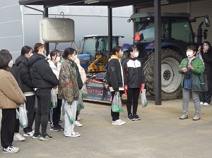 農業機械を見学