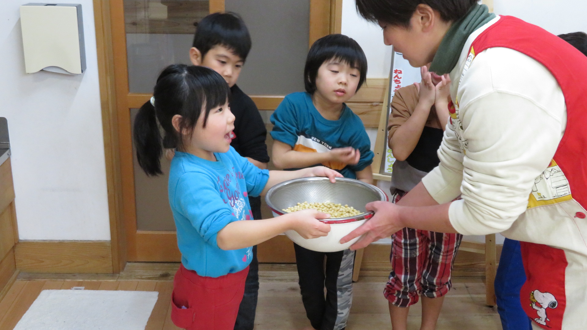 味噌用大豆準備する園児