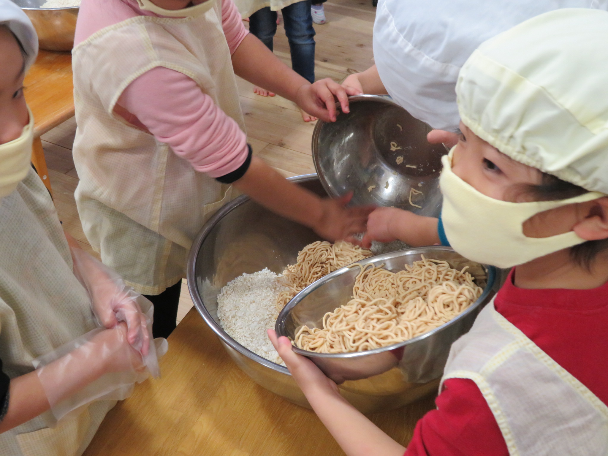 大豆や麹をみんなで混ぜる
