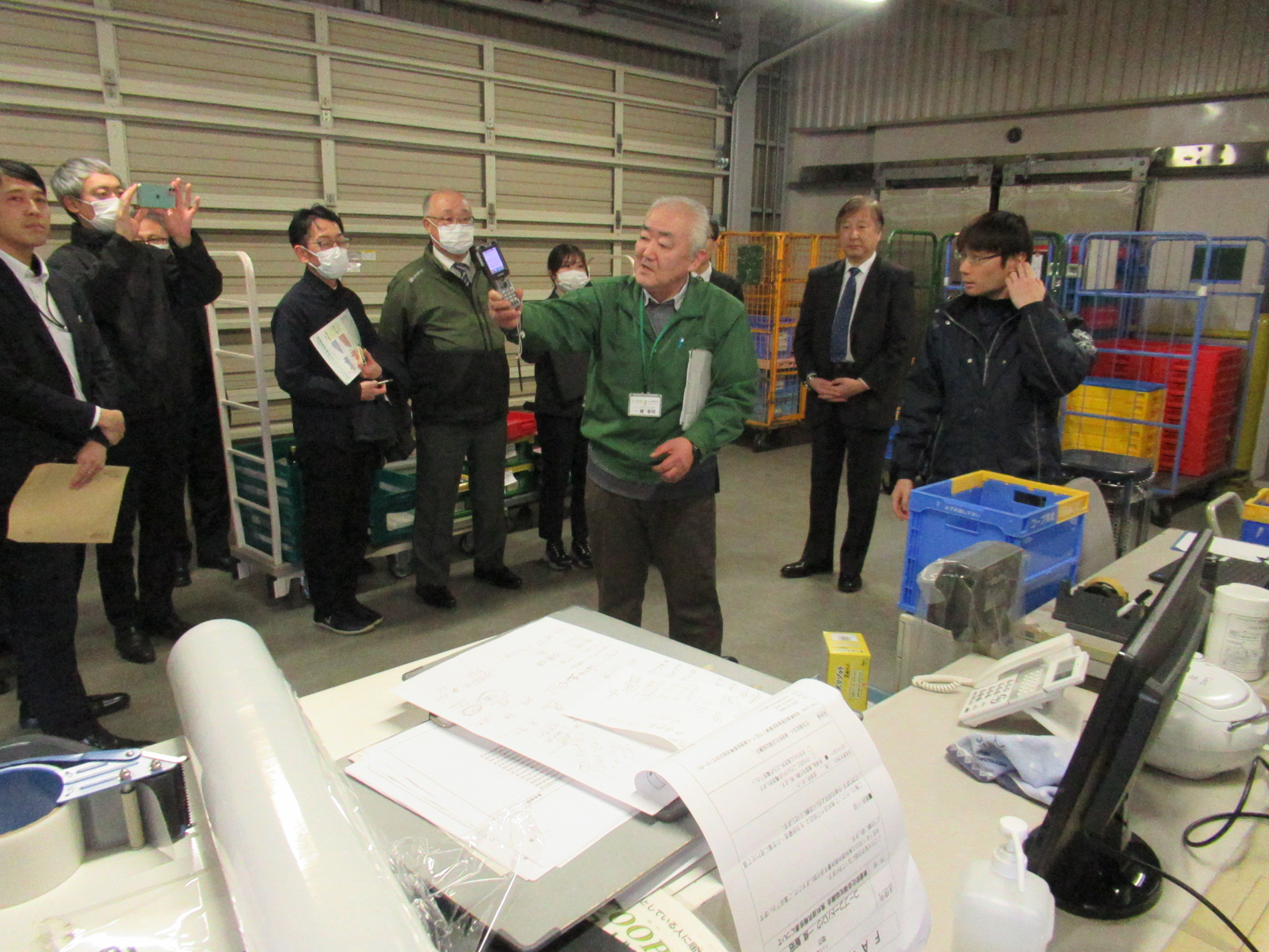 食料品保管状況の見学の様子