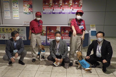 ハンドラーとこはく号（左）、ギガ号（右）