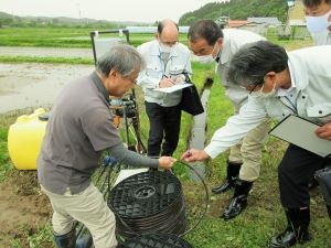 装置の説明を受けているところ