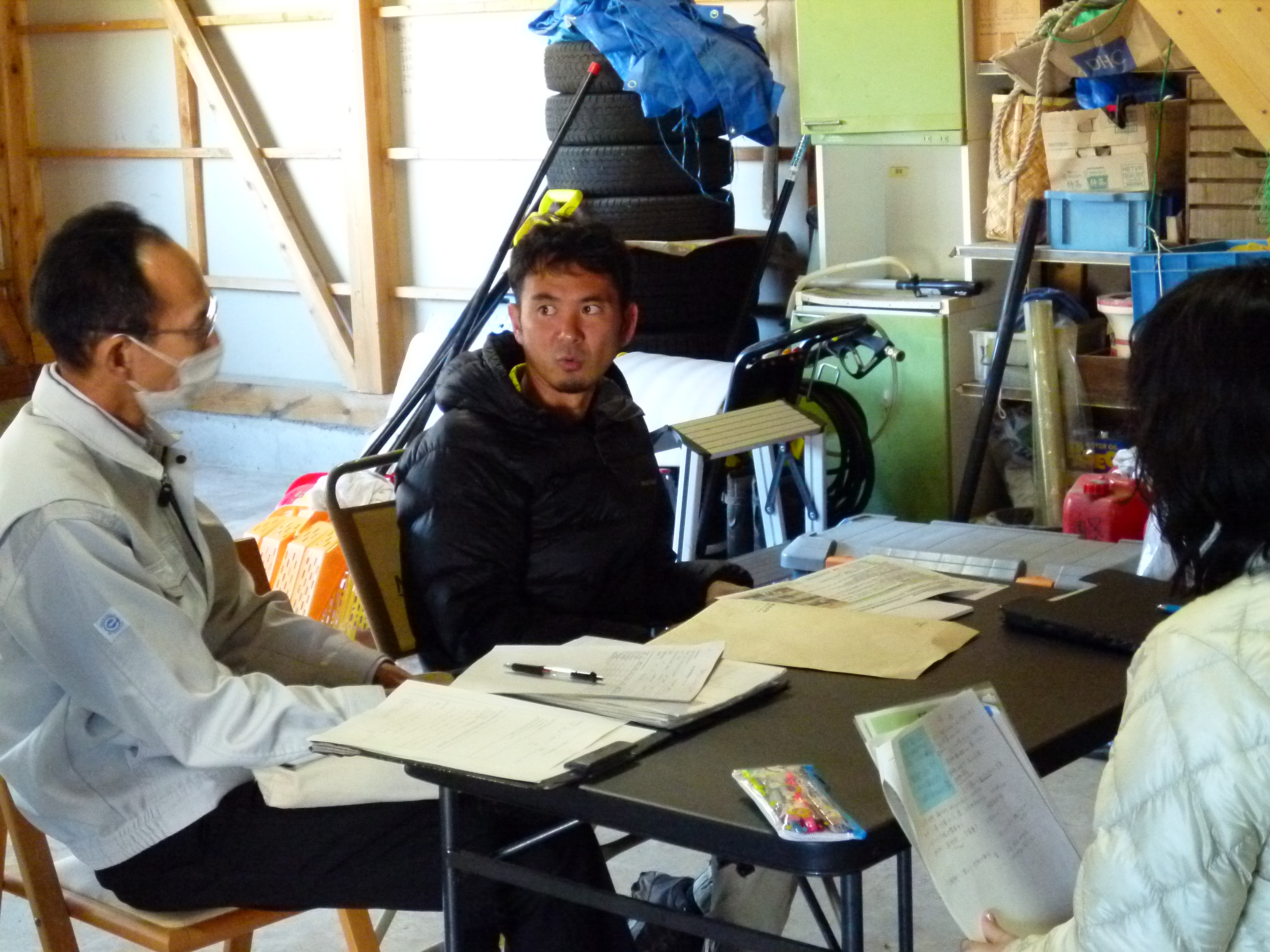 経営状況や栽培の課題等について 意見交換する梅川氏（中央）