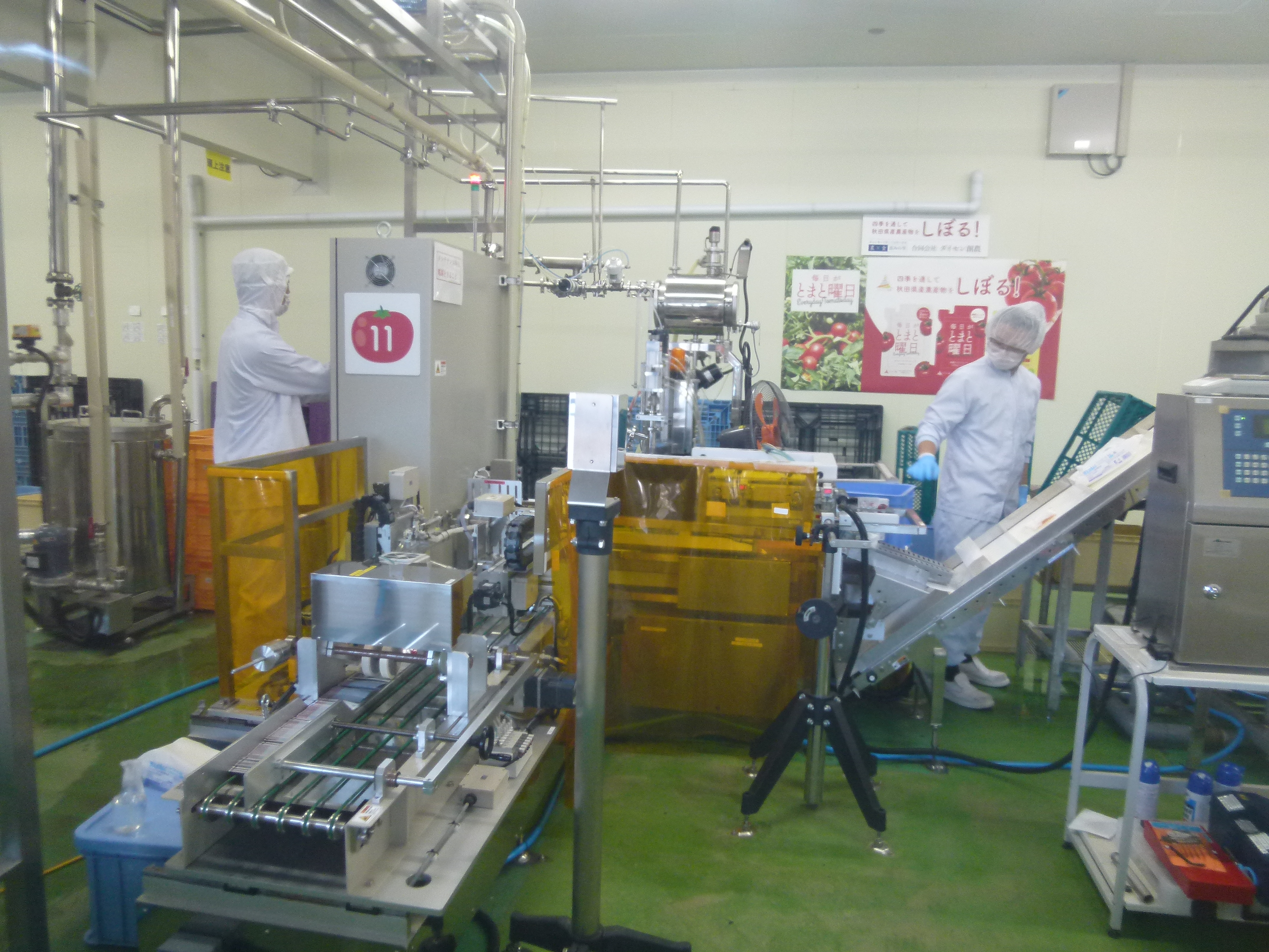 ガラス張りの窓から加工所内が 見学できます