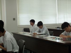 質問する駒場中学校の生徒