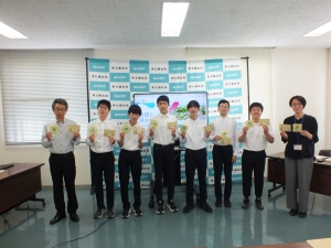 「みっちゃん」シールを持って記念撮影